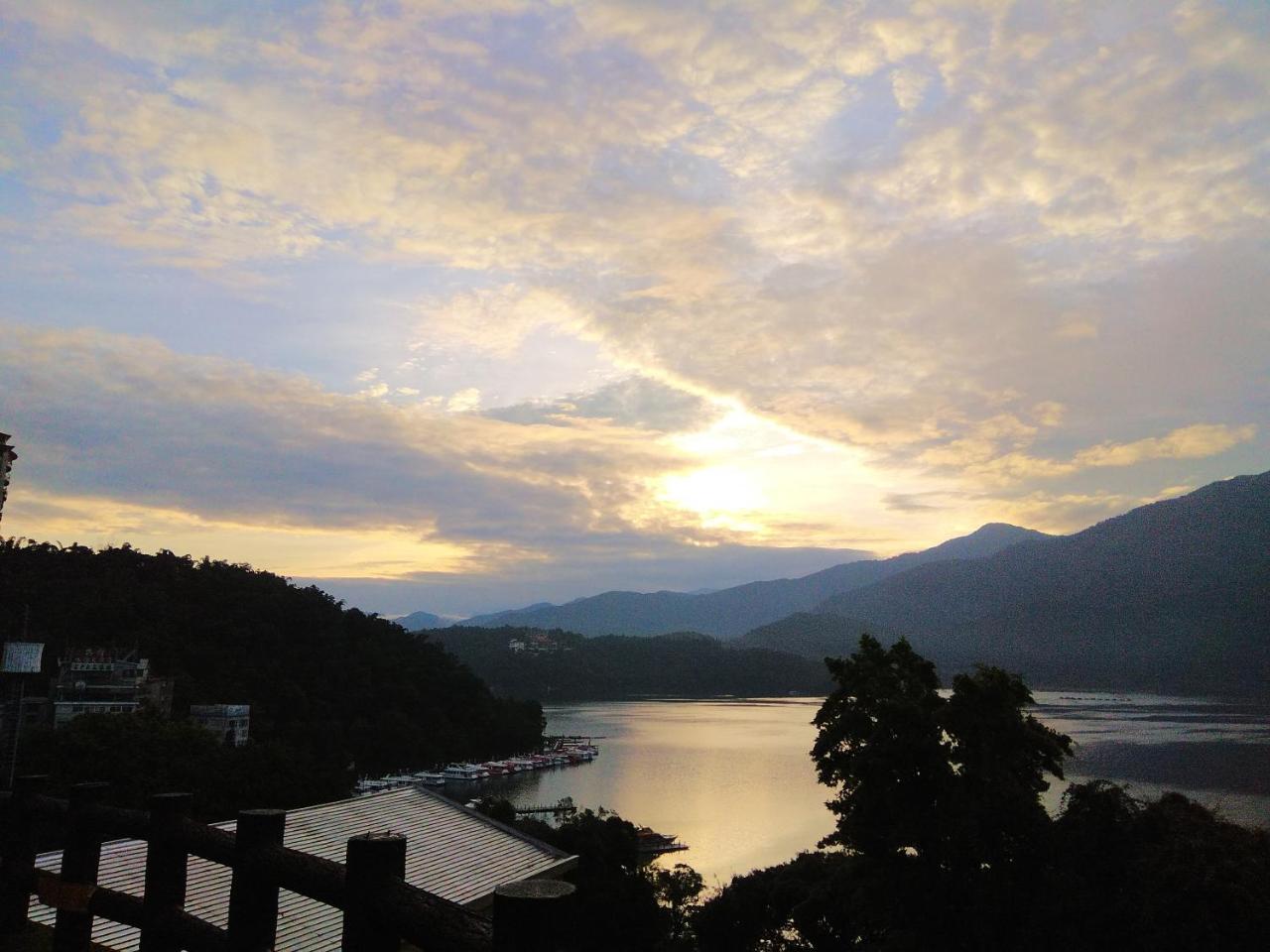 Sun Moon Lake Crown Yu Hotel Yuchi Bagian luar foto